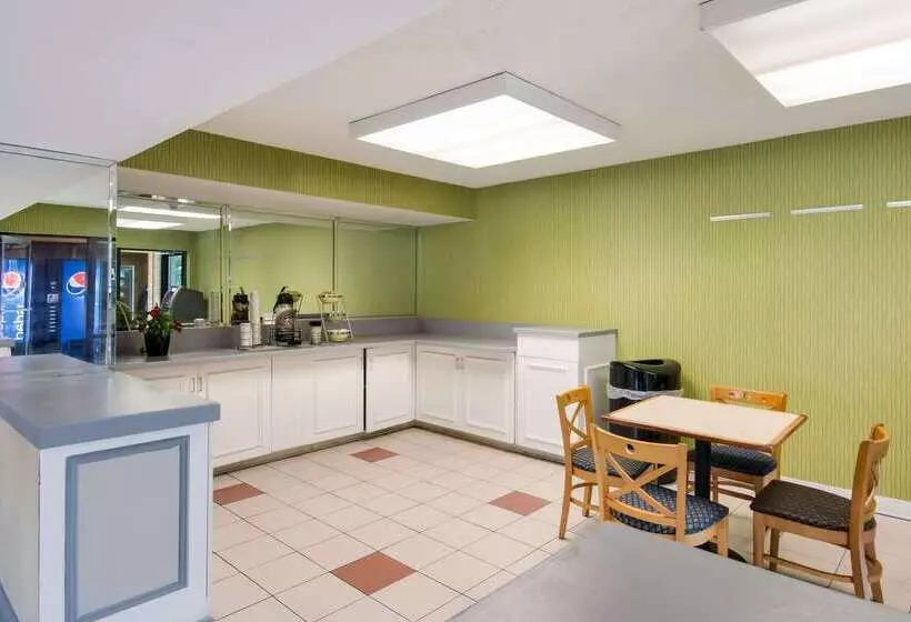 هتل Rodeway Inn At Fort Lee