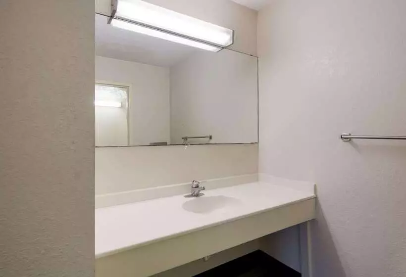 هتل Rodeway Inn At Fort Lee