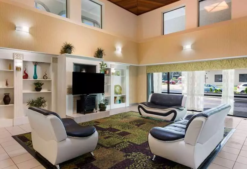 هتل Rodeway Inn At Fort Lee