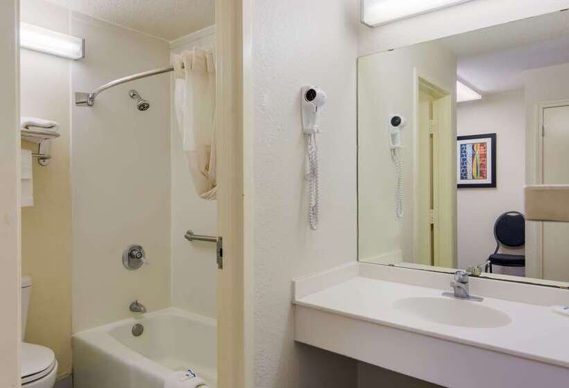 בית מלון כפרי Rodeway Inn At Fort Lee