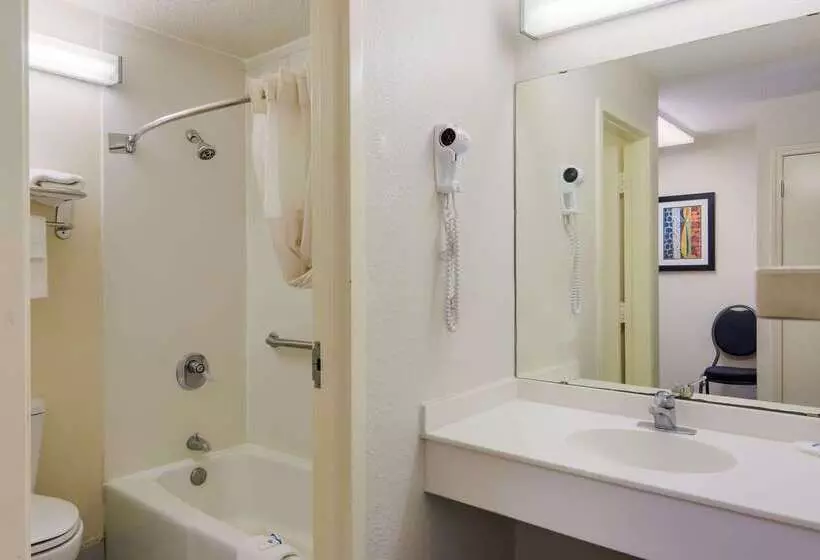 هتل Rodeway Inn At Fort Lee