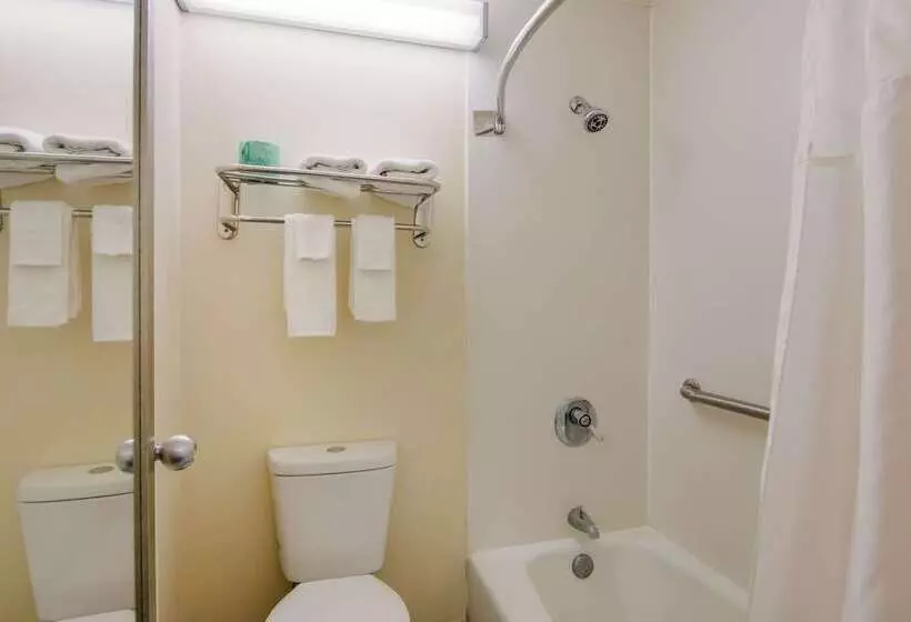 هتل Rodeway Inn At Fort Lee