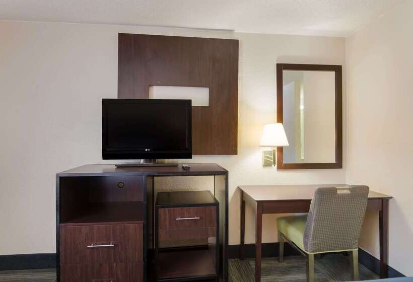 בית מלון כפרי Rodeway Inn At Fort Lee