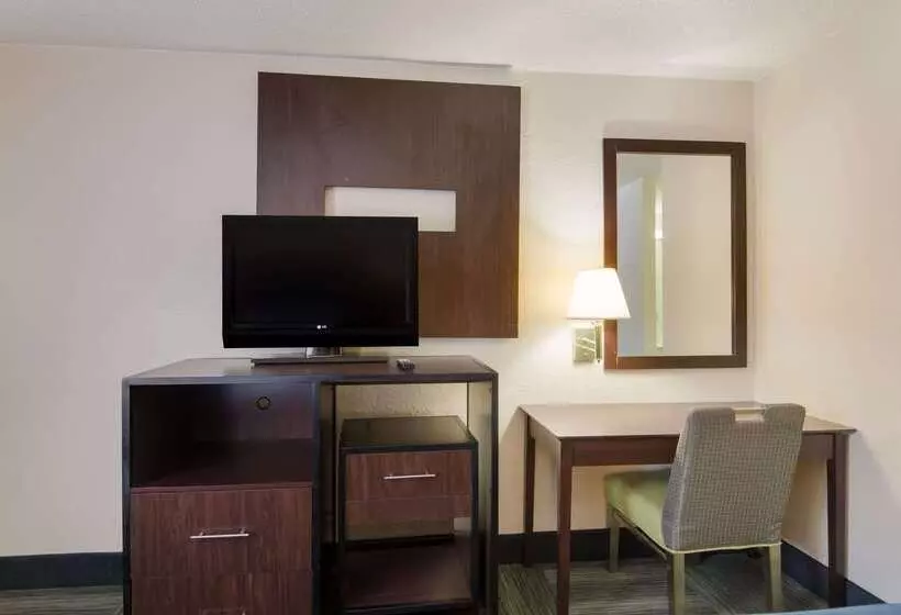 هتل Rodeway Inn At Fort Lee