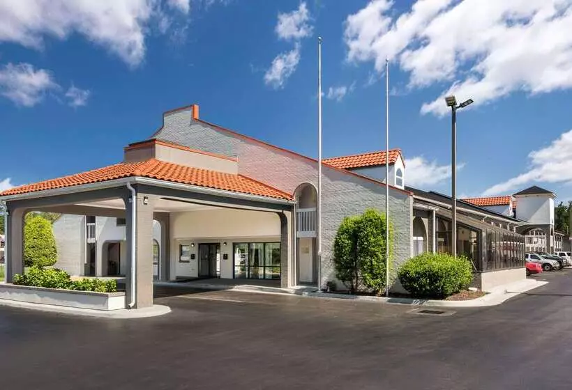 هتل Rodeway Inn At Fort Lee