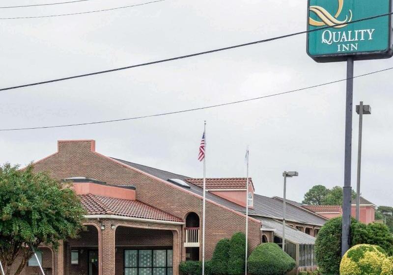 בית מלון כפרי Rodeway Inn At Fort Lee