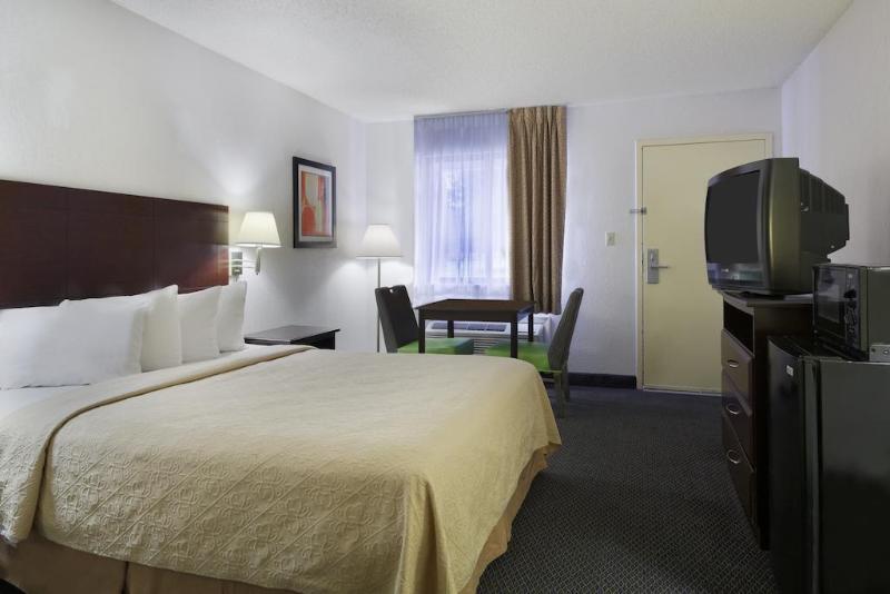 בית מלון כפרי Rodeway Inn At Fort Lee