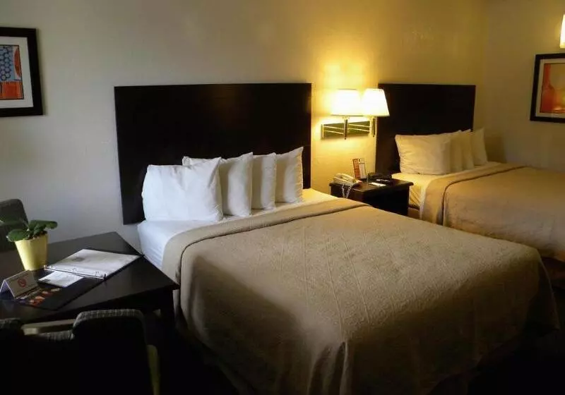 هتل Rodeway Inn At Fort Lee