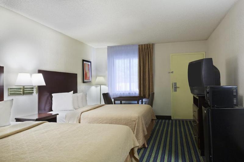 בית מלון כפרי Rodeway Inn At Fort Lee