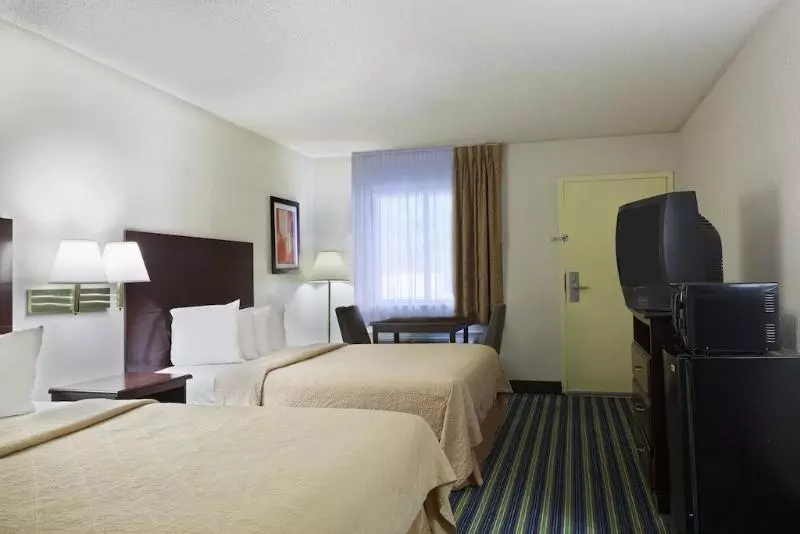 هتل Rodeway Inn At Fort Lee