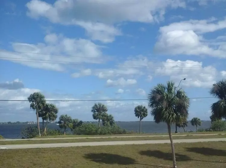 فندق Tropical Inn Palm Bay