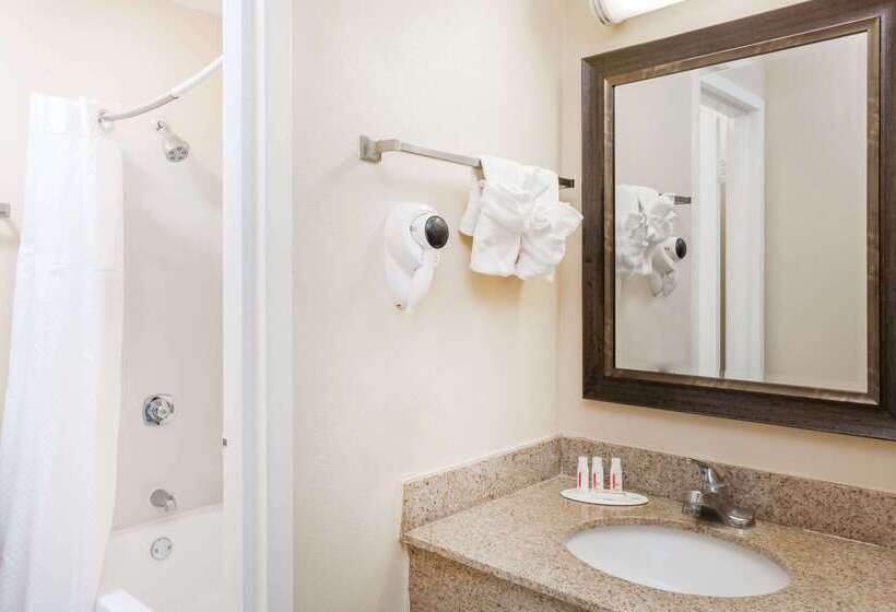 هتل Baymont By Wyndham Peoria