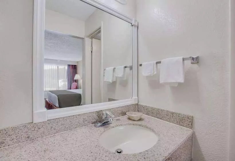 Отель Days Inn By Wyndham Asheville West