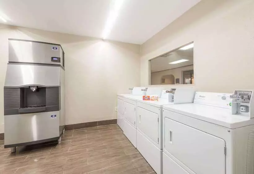 Hotelli Days Inn By Wyndham San Antonio Splashtown/att Center