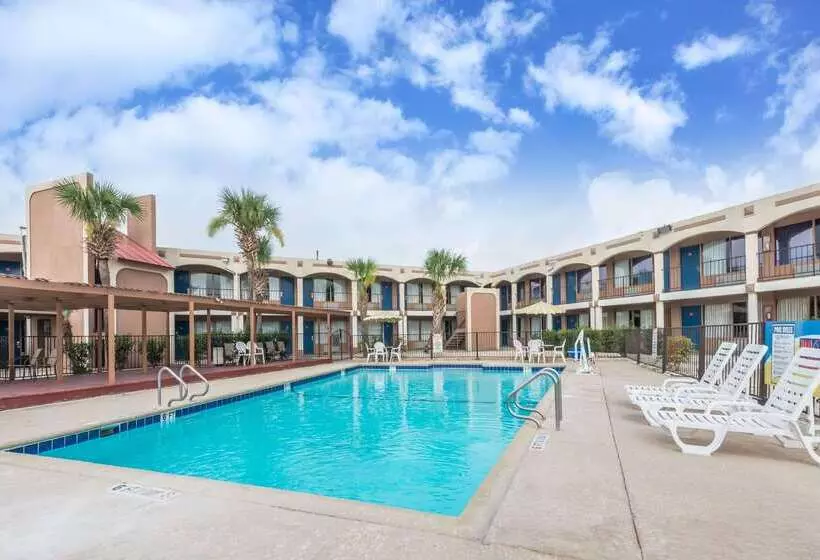 Hotelli Days Inn By Wyndham San Antonio Splashtown/att Center