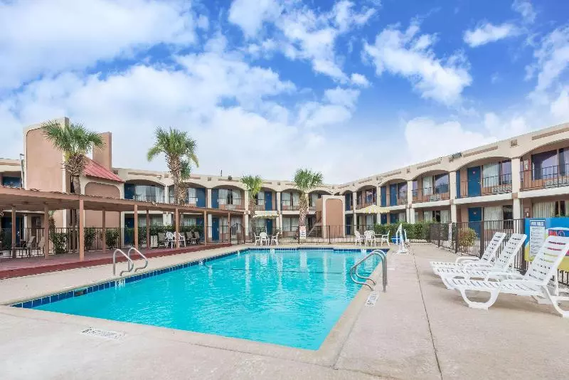 Hotelli Days Inn By Wyndham San Antonio Splashtown/att Center