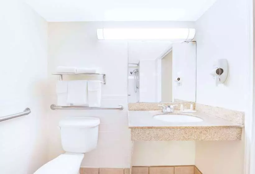 ホテル Days Inn & Suites By Wyndham Laredo