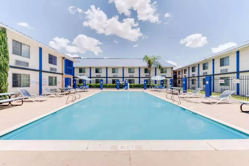 ホテル Days Inn & Suites By Wyndham Laredo