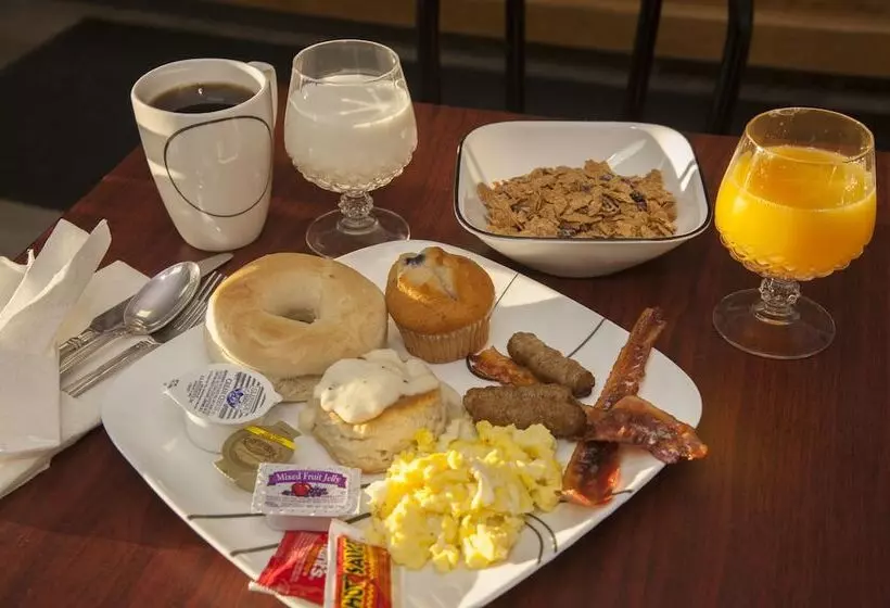 ホテル Days Inn & Suites By Wyndham Laredo