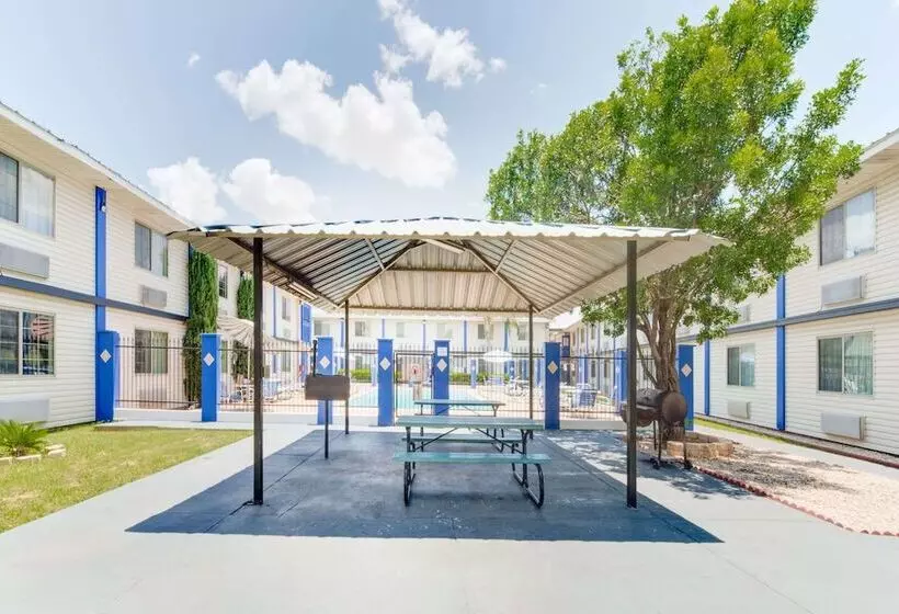 ホテル Days Inn & Suites By Wyndham Laredo