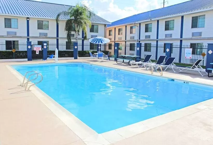 ホテル Days Inn & Suites By Wyndham Laredo