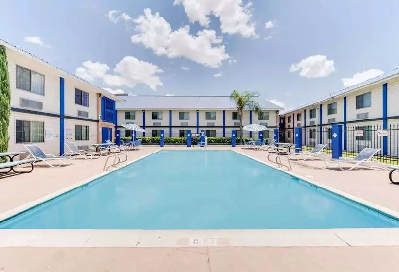 ホテル Days Inn & Suites By Wyndham Laredo