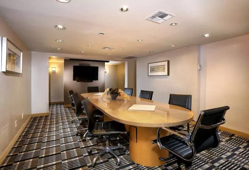 Отель Doubletree Suites By Hilton Tucson Airport