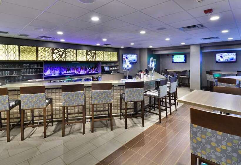 فندق Embassy Suites By Hilton Denver Central Park