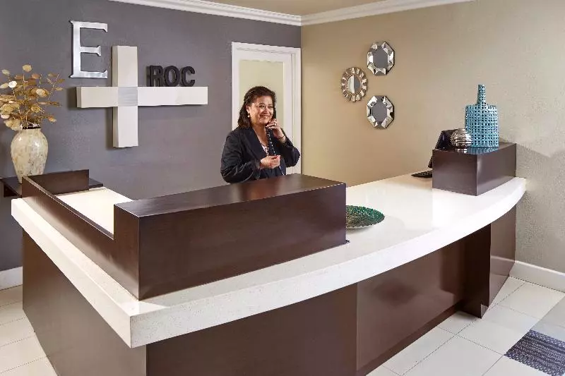 فندق على الطريق Eden Roc Inn & Suites Near The Maingate
