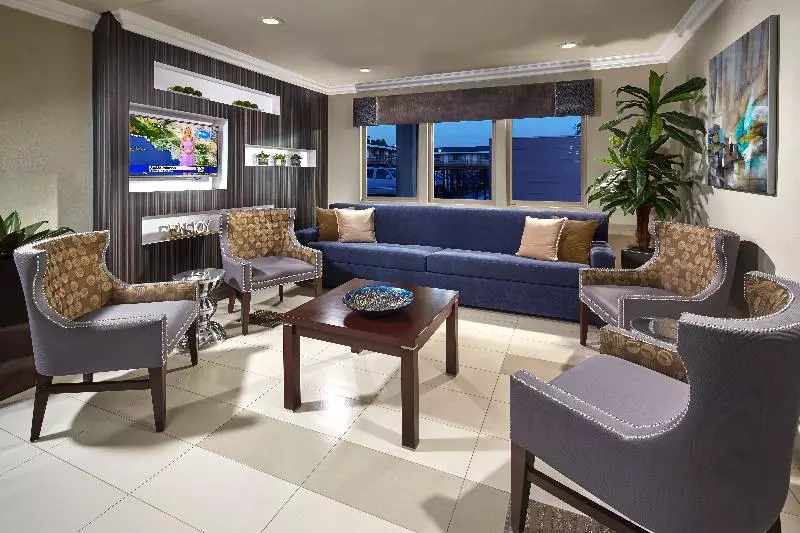 فندق على الطريق Eden Roc Inn & Suites Near The Maingate