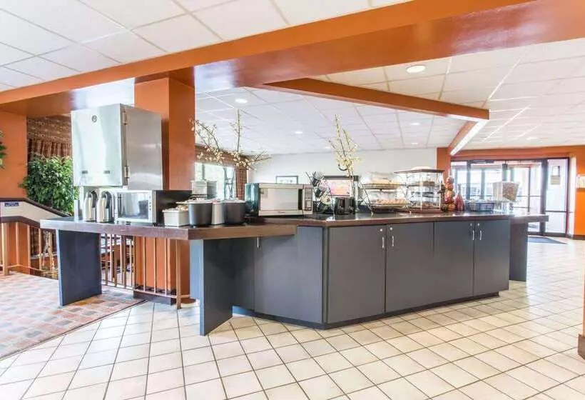 Отель Baymont By Wyndham Cincinnati Sharonville