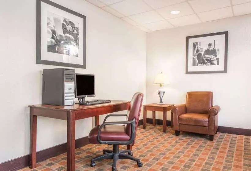 Отель Baymont By Wyndham Cincinnati Sharonville