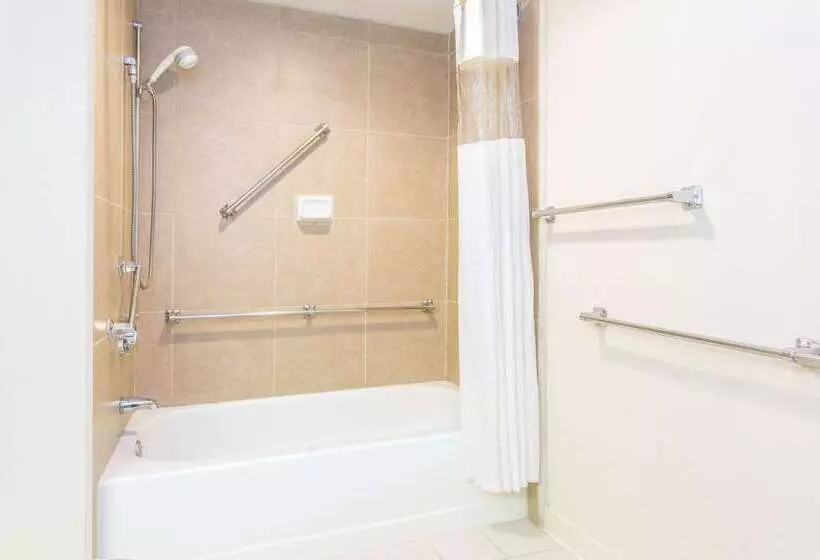 Отель Baymont By Wyndham Cincinnati Sharonville