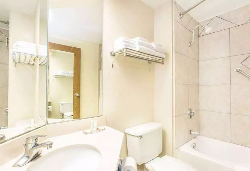 Отель Baymont By Wyndham Cincinnati Sharonville