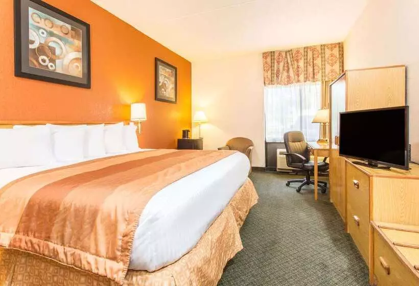 Отель Baymont By Wyndham Cincinnati Sharonville