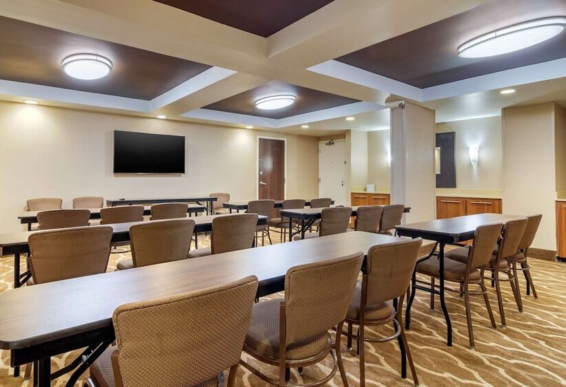 בית מלון כפרי Comfort Inn Atlanta Airport