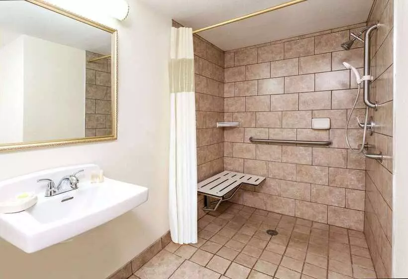 בית מלון כפרי Days Inn & Suites By Wyndham Roseville/detroit Area