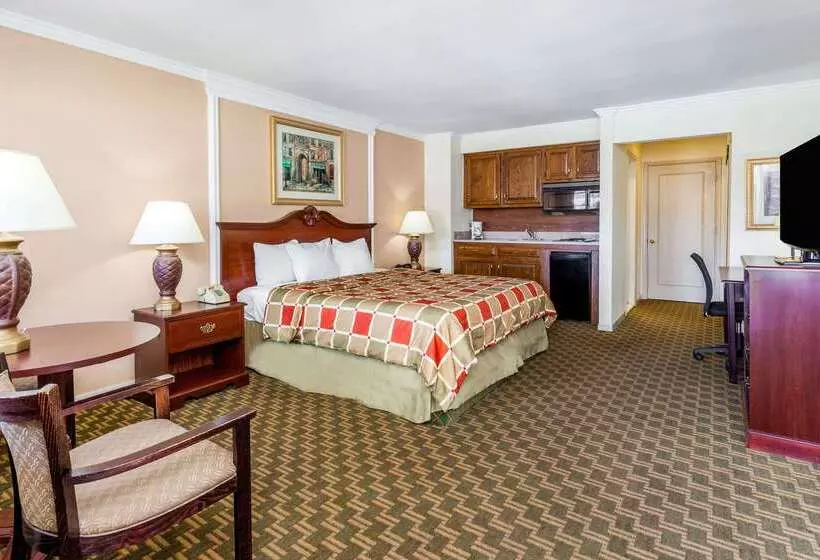 בית מלון כפרי Days Inn & Suites By Wyndham Roseville/detroit Area