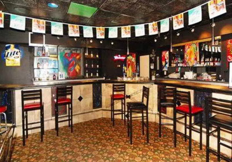 فندق Econo Lodge Inn & Suites