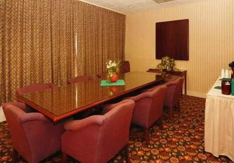 فندق Econo Lodge Inn & Suites