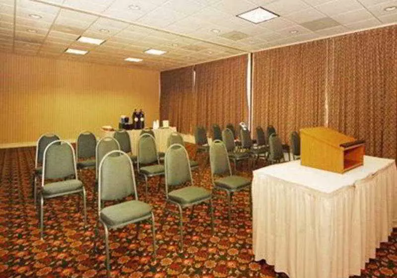 فندق Econo Lodge Inn & Suites