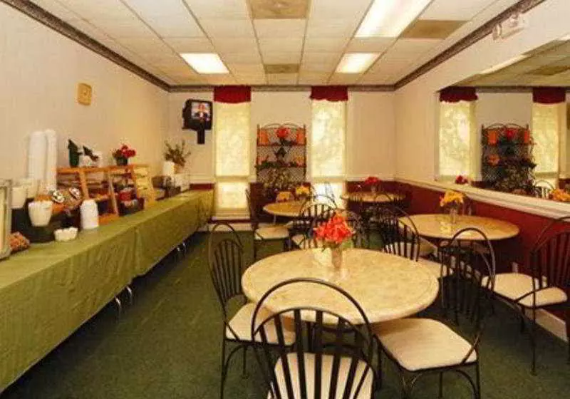 فندق Econo Lodge Inn & Suites