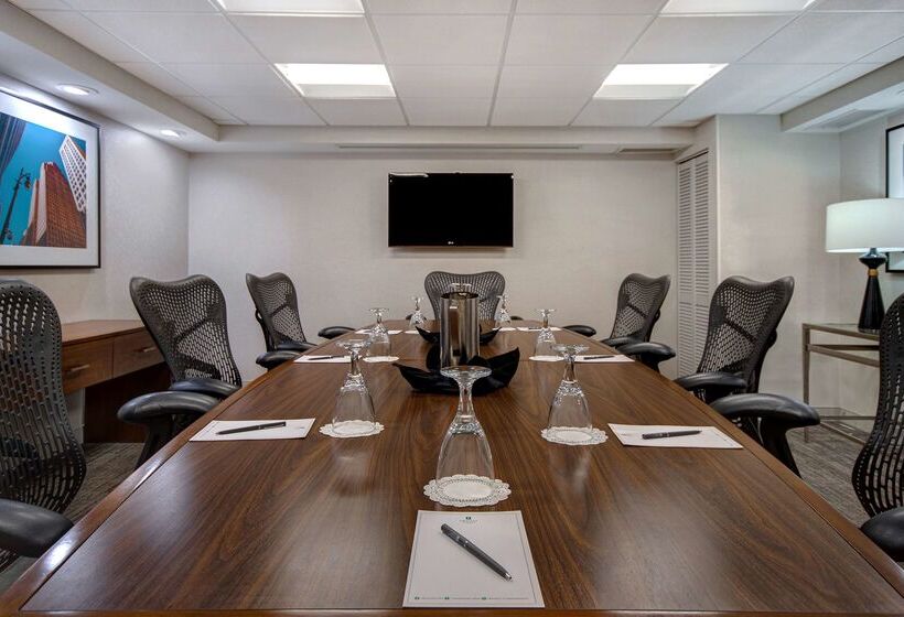 هتل Embassy Suites By Hilton Detroit Metro Airport