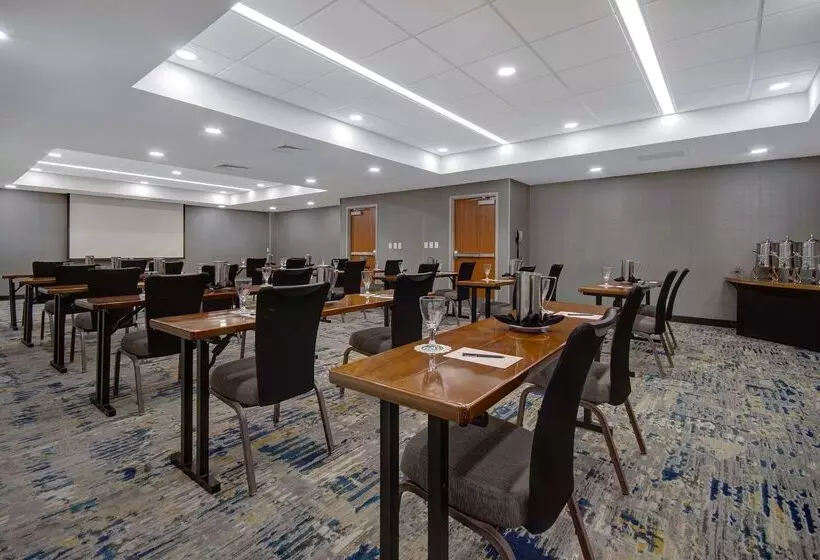 酒店 Embassy Suites By Hilton Detroit Metro Airport