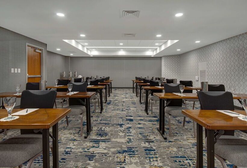 هتل Embassy Suites By Hilton Detroit Metro Airport