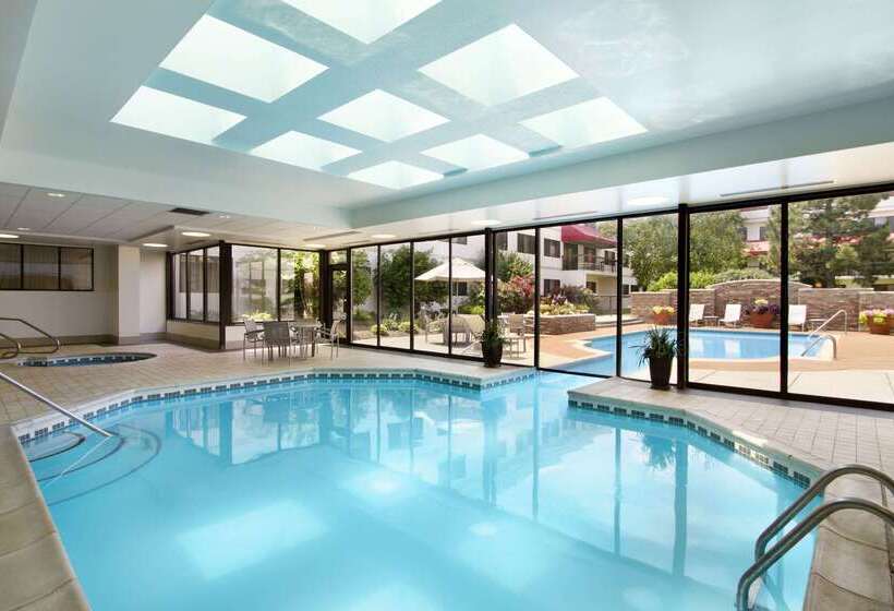 هتل Embassy Suites By Hilton Detroit Metro Airport