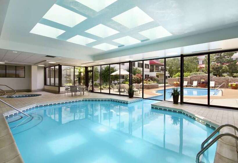 هتل Embassy Suites By Hilton Detroit Metro Airport