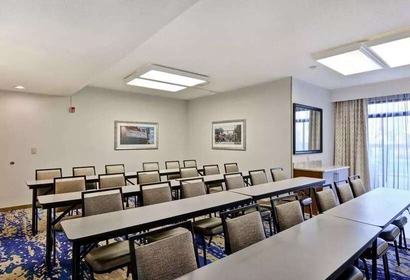 Отель Hampton Inn Memphis Poplar