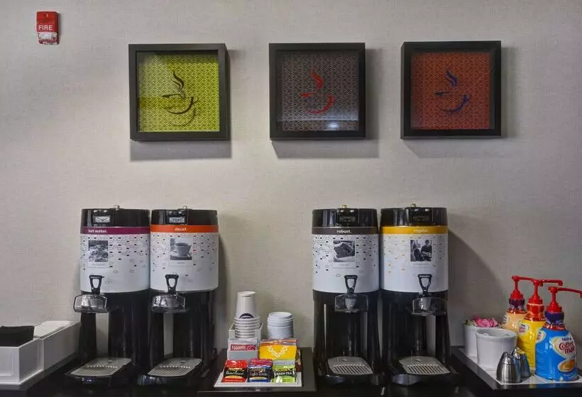 Отель Hampton Inn Memphis Poplar