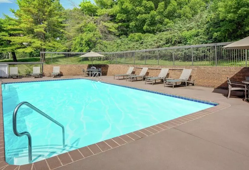 هتل Hampton Inn State College